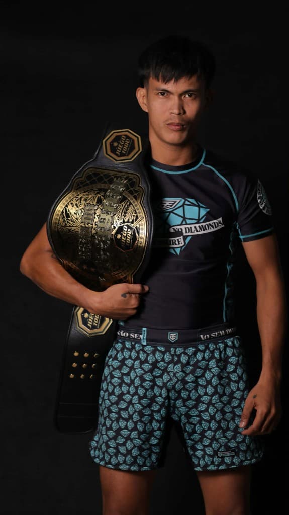 Alfredo Melendres Jr., Hari ng Latayan, holding the Juego Todo championship belt